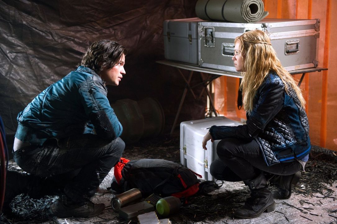 Finn (Thomas McDonell, l.) macht Clarke (Eliza Taylor, r.) klar, dass er für sie sogar in den Tod gehen würde, doch diese Aussage macht es Clarke nu... - Bildquelle: 2014 Warner Brothers