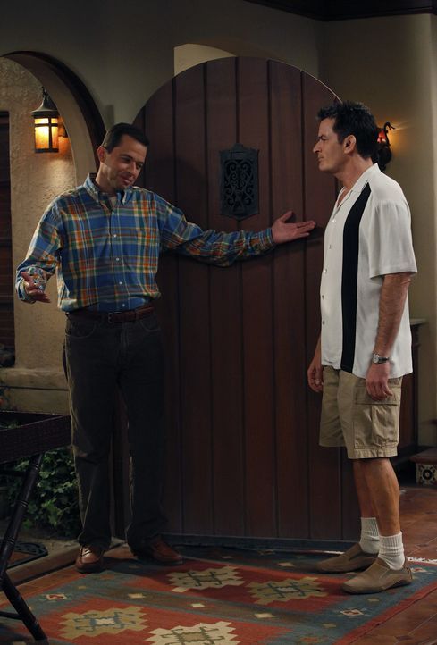 Charlie (Charlie Sheen, r.) versucht, es Alan (Jon Cryer, l.)  im Haus so ungemütlich wie möglich zu machen, damit er zu Lyndsey zieht - doch dies... - Bildquelle: Warner Brothers Entertainment Inc.