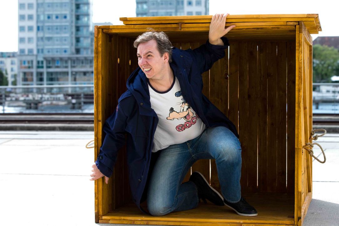 Olli Schulz wird in einer Holzkiste an einen ihm unbekannten, ungewöhnlichen Ort gebracht, an dem er 24 Stunden ausharren muss - dieses Mal ist es N... - Bildquelle: Richard Hübner ProSieben / Richard Hübner