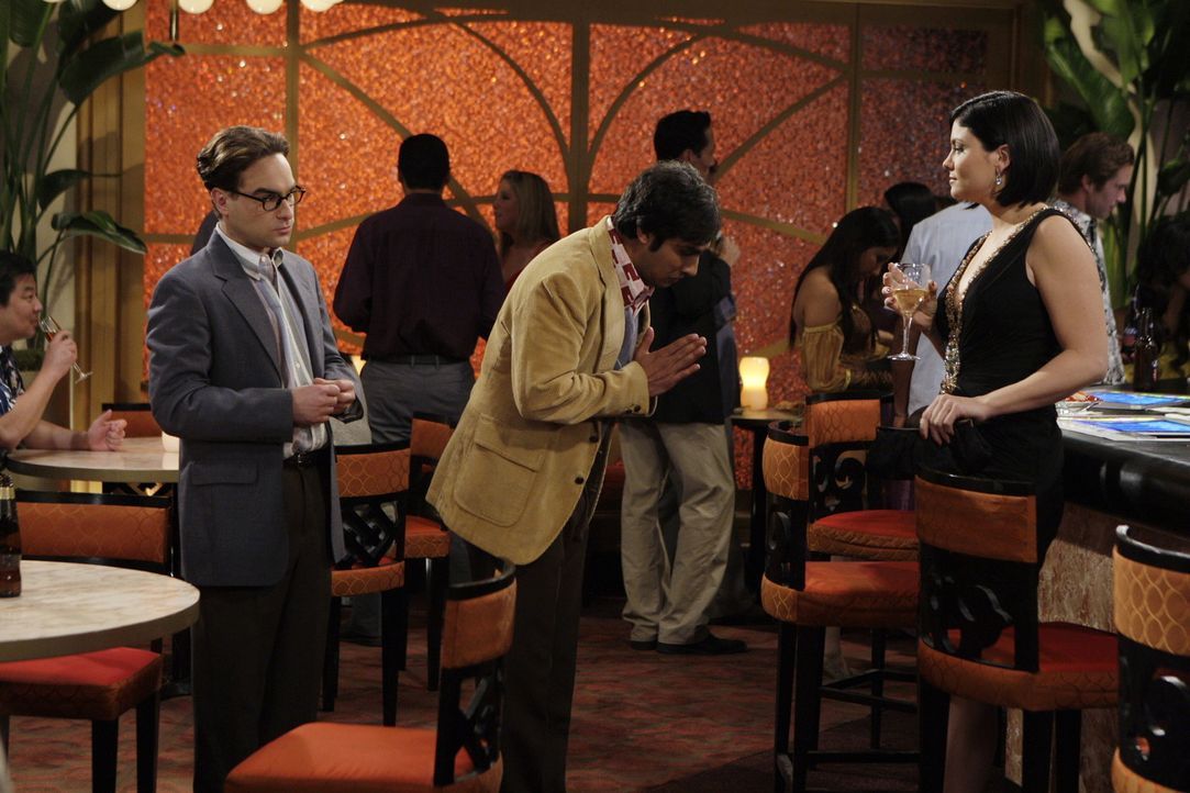In Las Vegas stürzen sich Leonard (Johnny Galecki, l.) und Raj (Kunal Nayyar, M.) ohne Howard ins Nachtleben - und werden prompt fündig: Mikayla (... - Bildquelle: Warner Brothers Entertainment Inc.