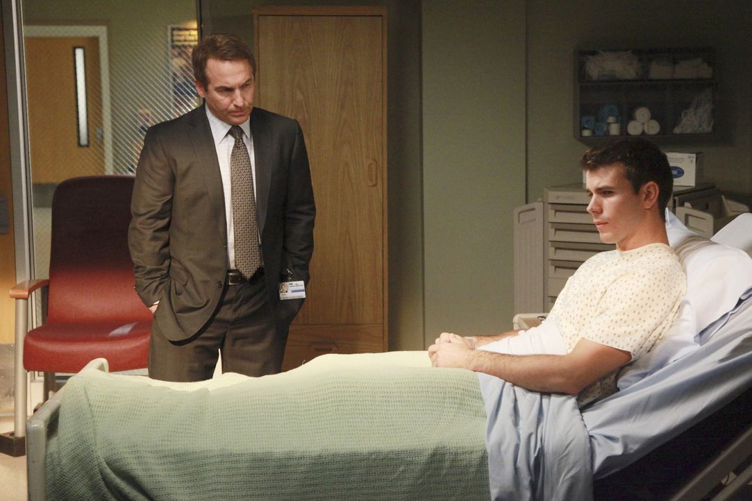 Sheldon (Brian Benben, l.) behandelt Rick (David Loren, r.), einen Freund von Sam, der Veteran der Army ist und unter dem Posttraumatischen Stresssy... - Bildquelle: ABC Studios