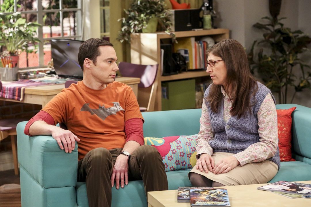 Als Sheldon (Jim Parsons, l.) und Amy (Mayim Bialik, r.) erfahren, dass Raj sein altes Zimmer übernimmt, fühlt sich Sheldon hintergangen. Als sich d... - Bildquelle: 2016 Warner Brothers