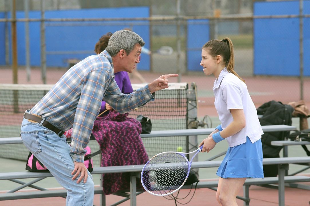 Als Sue (Eden Sher, r.) es durch Zufall ins Tennis-Team schafft, soll Mike (Neil Flynn, l.) mit ihr trainieren. Dabei stellt sie sich überraschender... - Bildquelle: Warner Brothers