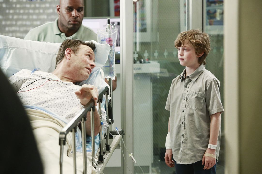 Ethan (Kyle Silverstein, r.) bangt um das Leben seines Vaters (Michael Bale, l.) ... - Bildquelle: ABC Studios