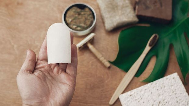 Ein festes Deo ist die umweltfreundliche Alternative zu einem Deo-Spray.