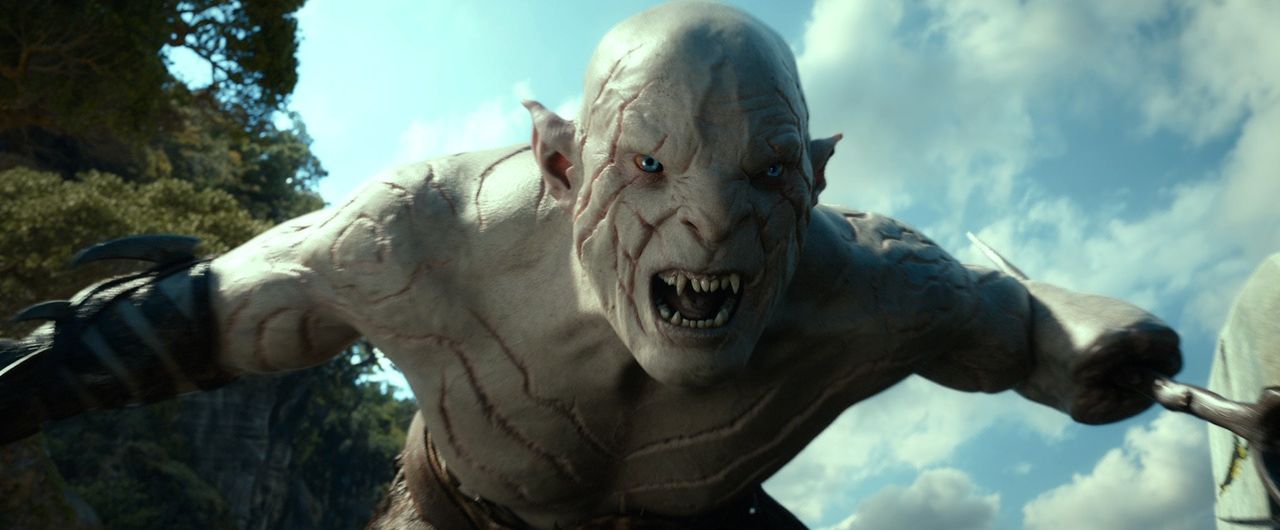 Als wenn ein Drache nicht schon schlimm genug wäre, hat es jetzt auch der Ork-Häuptling Azog (Manu Bennett) auf Bilbo und die Zwerge abgesehen ... - Bildquelle: 2013 METRO-GOLDWYN-MAYER PICTURES INC. and WARNER BROS. ENTERTAINMENT INC.