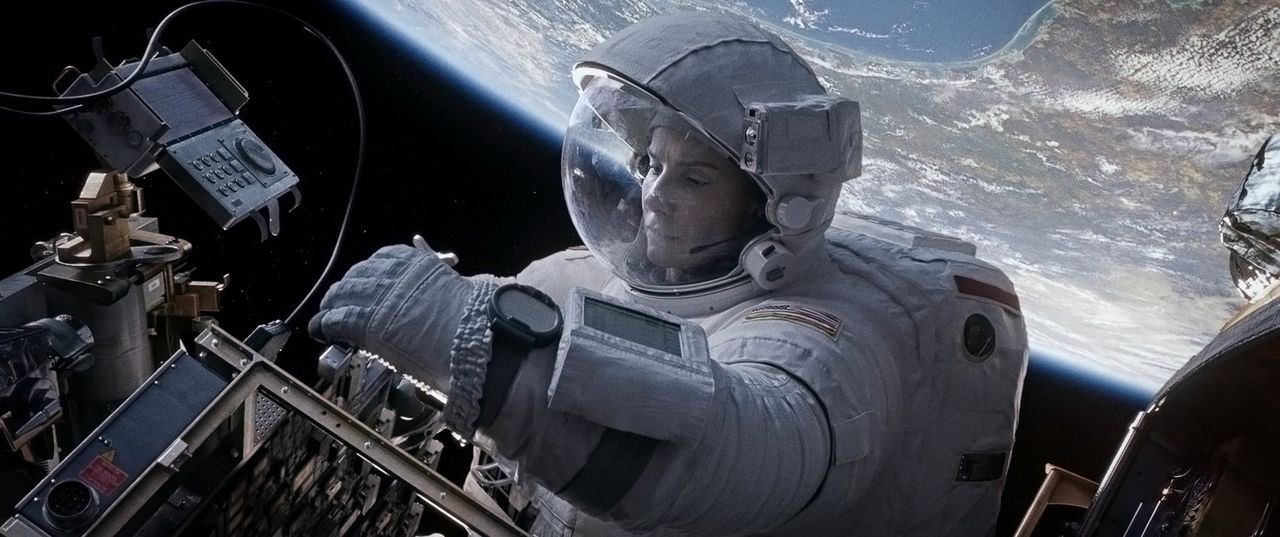Aus einer Routinemission wird für Biomedizinerin Ryan (Sandra Bullock) ein Rennen gegen die Zeit, als ihr Shuttle zerstört und sie in die Weiten des... - Bildquelle: Warner Brothers