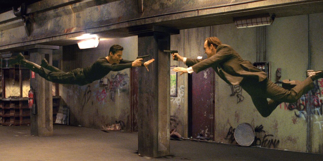 Mit seinem Erzfeind, Agent Smith (Hugo Weaving, r.) liefert sich Neo (Keanu Reeves, l.) atemberaubende Duelle. - Bildquelle: Warner Bros. Pictures