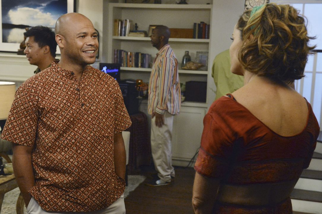 Um Petes Wunsch zu erfüllen, organisiert Violet (Amy Brenneman, r.) anstatt einer Trauerfeier eine Party ihr ihn ... - Bildquelle: ABC Studios