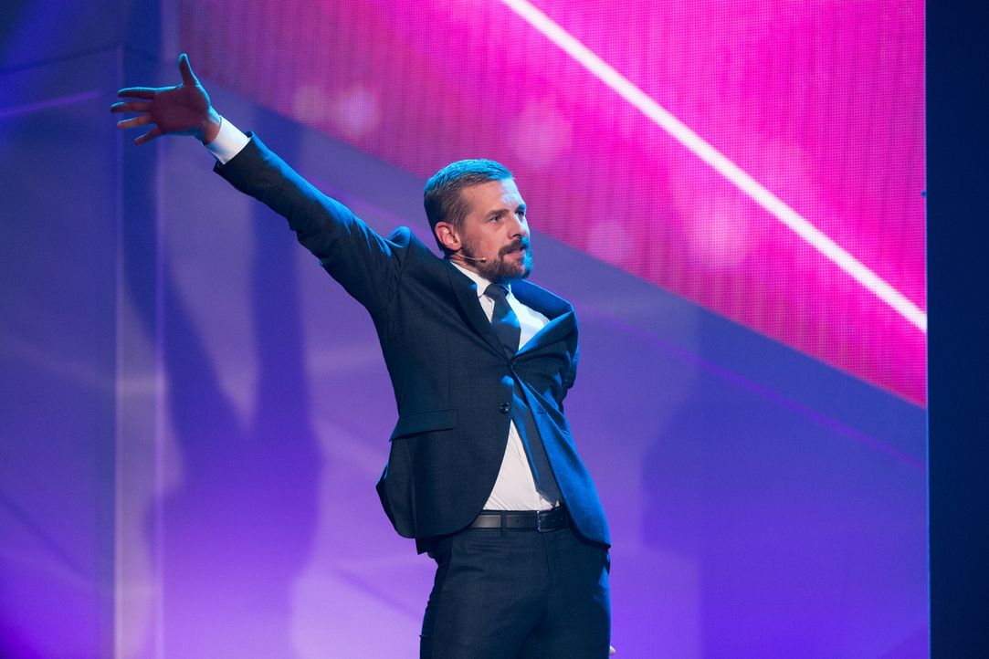 Klaas Heufer-Umlauf glaubt, die Idee zur besten Show der Welt in der Hinterhand zu haben ... - Bildquelle: Jens Hartmann ProSieben/Jens Hartmann
