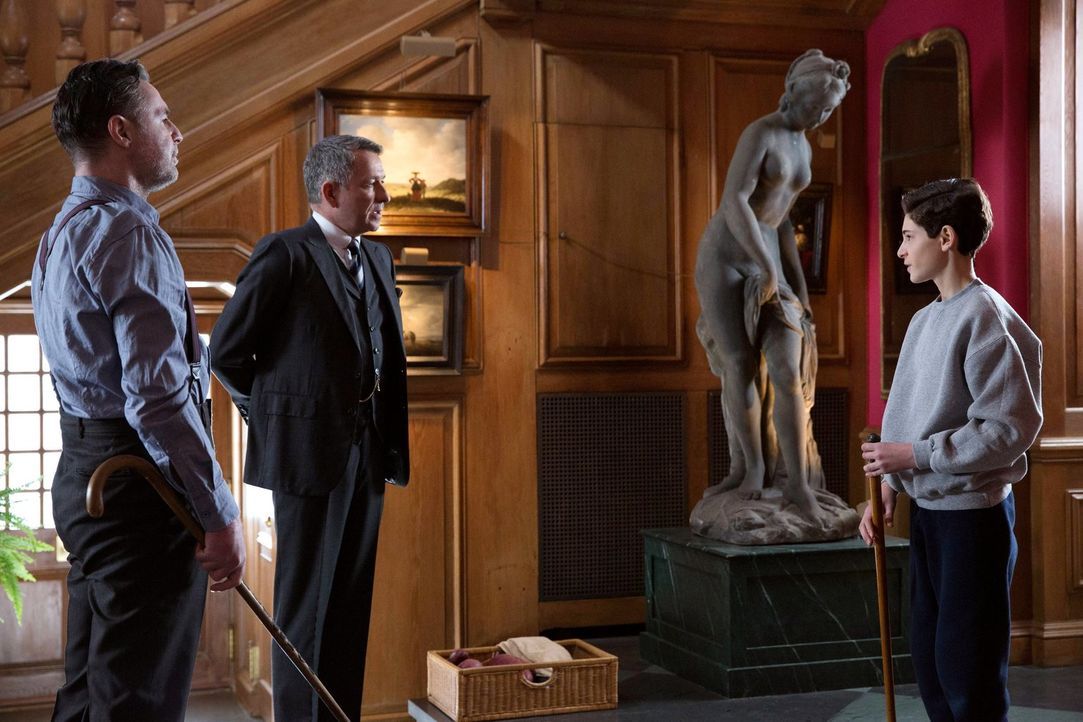 Ahnen nicht, was Reggie (David O'Hara, l.) wirklich im Schilde führt: Alfred (Sean Pertwee, M.) und Bruce (David Mazouz, r.) ... - Bildquelle: Warner Bros. Entertainment, Inc.