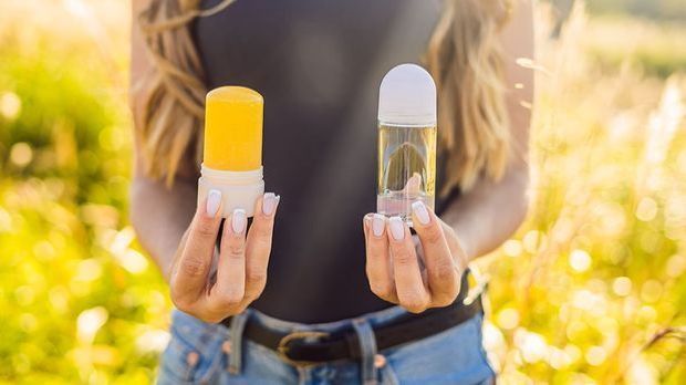 Deo im Glas ist weitaus umweltfreundlicher als eines in Plastikverpackung. Ti...