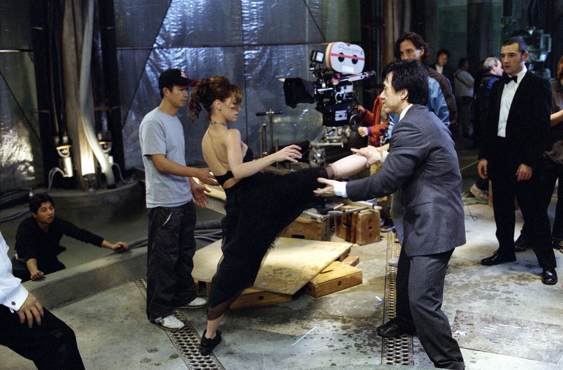 Drehpause: Immer wieder steht Jackie Chan (r.) seiner charmanten Filmpartnerin Jennifer Love Hewitt (l.) mit Tat und Rat zur Seite ... - Bildquelle: TM &   2002 DreamWorks LLC. All Rights Reserved