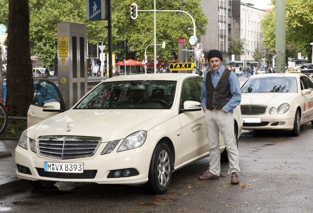 Verkleidet als Taxifahrer geht Klaas auf seine Mission ... - Bildquelle: ProSieben