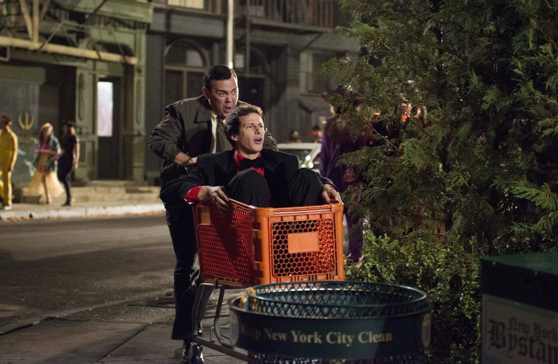 Charles Boyle (Joe Lo Truglio, l.); Jake Peralta (Andy Samberg, r.) - Bildquelle: Eddy Chen 2014 UNIVERSAL TELEVISION LLC. All rights reserved / Eddy Chen