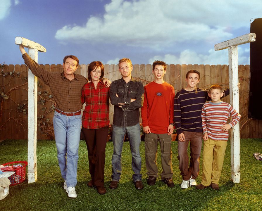 (6. Staffel) - So friedlich beisammen ist die Familie nur selten: Vater Hal (Bryan Cranston, l.), Mutter Lois (Jane Kaczmarek, 2.v.l.) und ihre vier... - Bildquelle: TM +   2000 Twentieth Century Fox Film Corporation. All Rights Reserved.