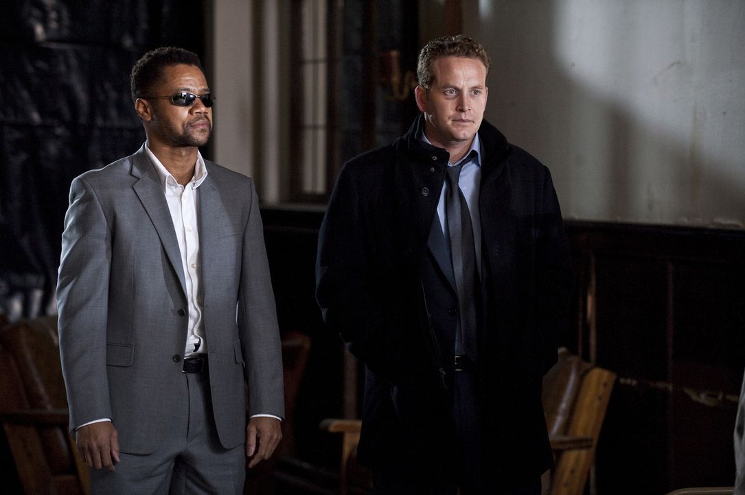 Als der niedergeschlagene Allan Campbell (Cole Hauser, r.) in einer Bar auf den selbstbewussten Jonas Arbor (Cuba Gooding Jr., l.) trifft, ahnt er n... - Bildquelle: 2011 Sony Pictures Worldwide Acquisitions Inc. All Rights Reserved