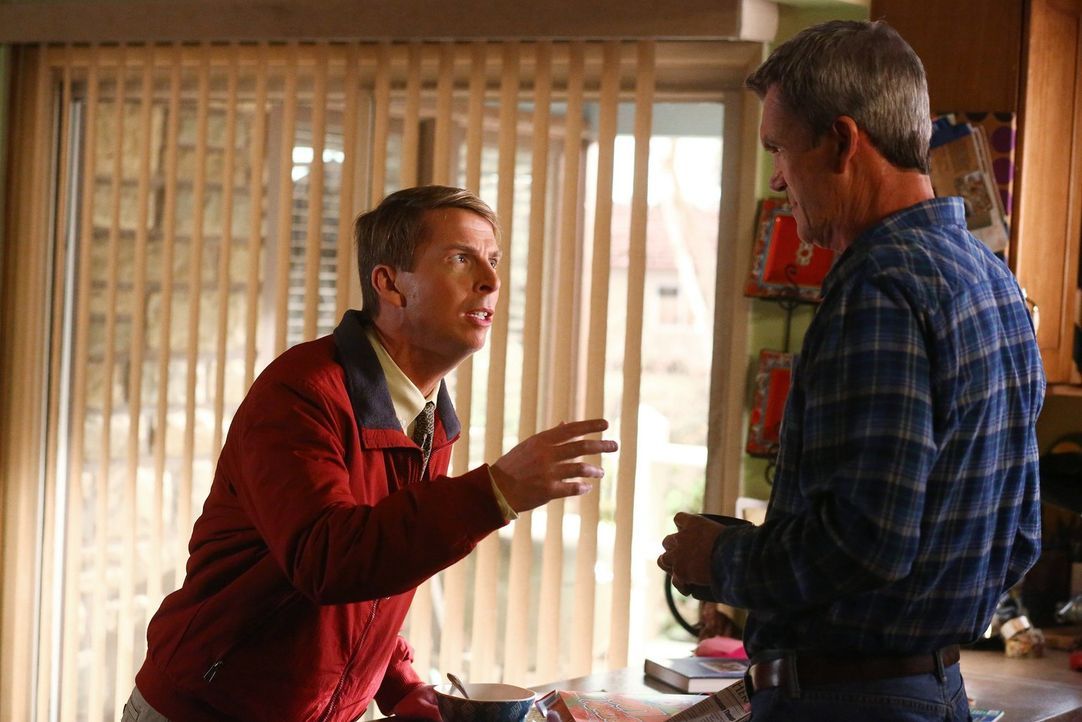Gelingt es Mike (Neil Flynn, r.), Dr. Goodwin (Jack McBrayer, l.) zu überzeugen, für ihn zu lügen? - Bildquelle: Warner Bros.