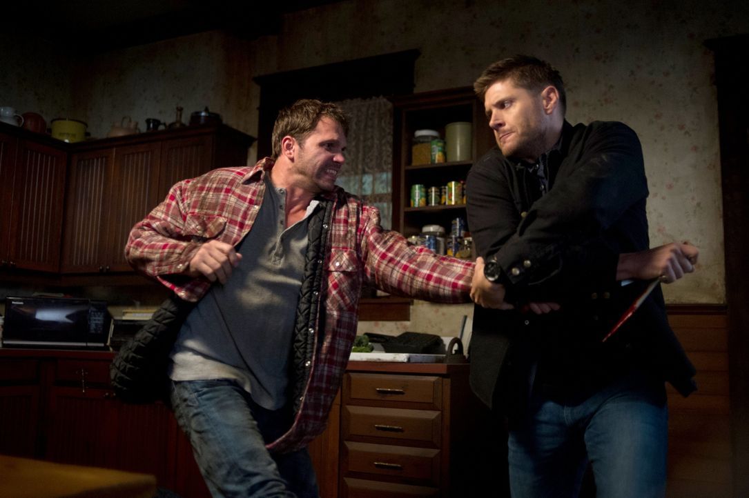 In alter Manier hält sich Dean (Jensen Ackles, r.) an keinen Ratschlag und bricht sogar bei Cain ein ... - Bildquelle: 2013 Warner Brothers