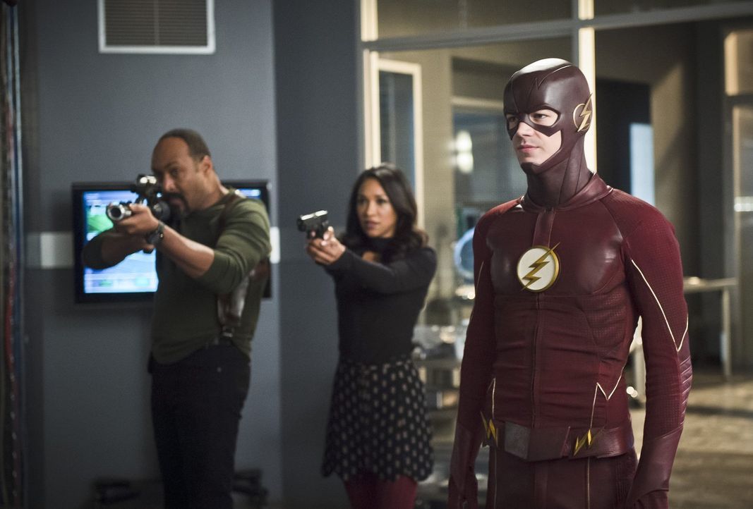 Wie weit wird Barry alias The Flash (Grant Gustin, r.) gehen, um ein Familienmitglied von Joe (Jesse L. Martin, l.) und Iris (Candice Patton, M.) zu... - Bildquelle: Warner Bros. Entertainment, Inc.