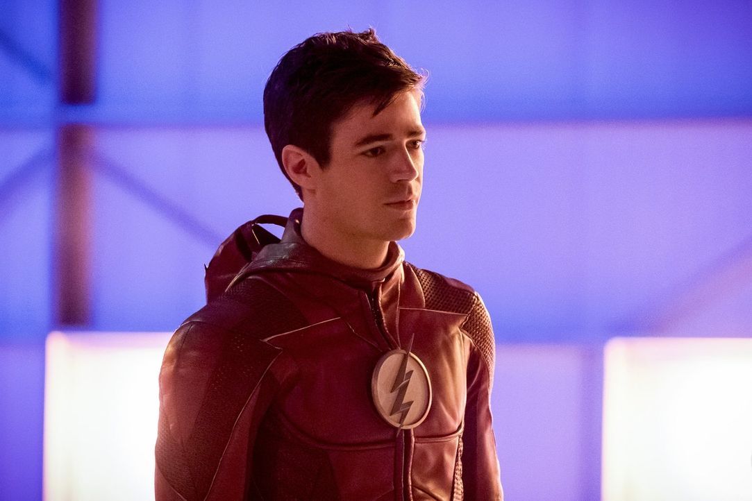 Während Barry alias The Flash (Grant Gustin, l.) verzweifelt versucht, die Stadt und all ihre Bewohner zu retten, schaut DeVoe einfach nur zu und wa... - Bildquelle: 2017 Warner Bros.