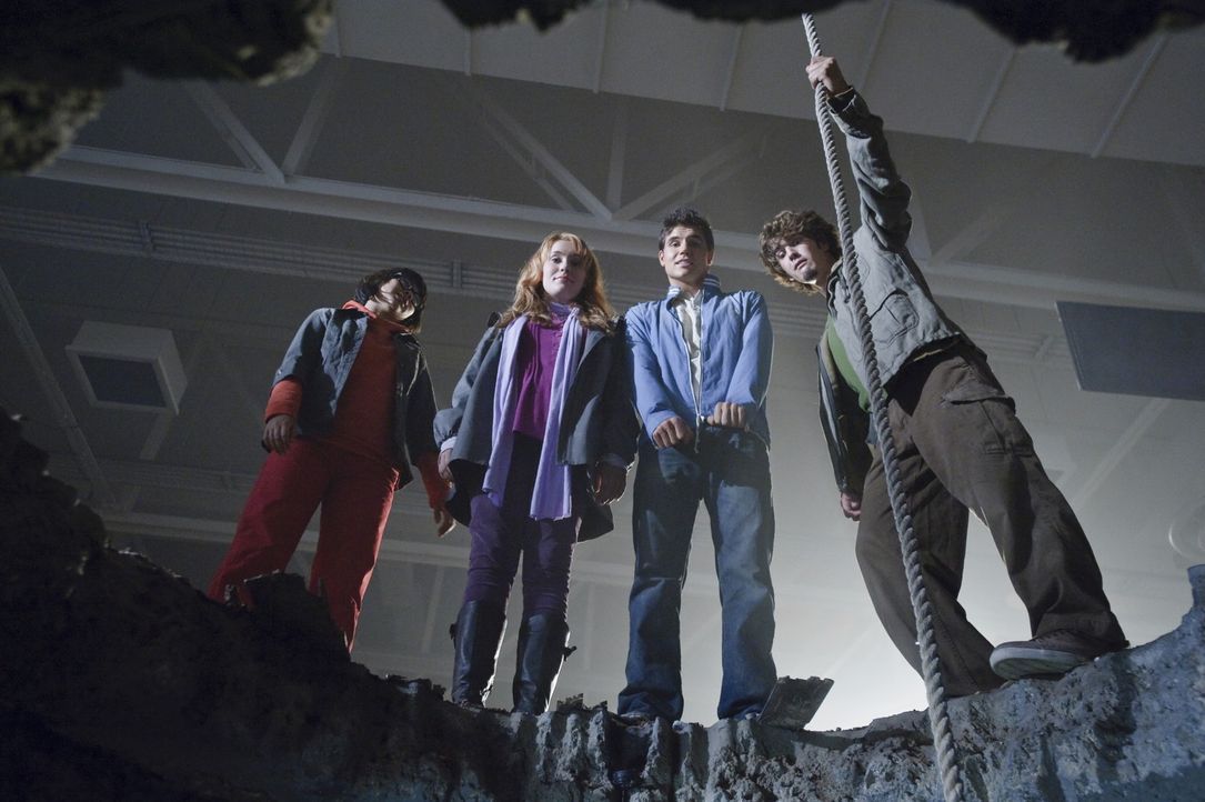 Gemeinsam mit Hund Scooby-Doo machen sich die vier suspendierten Schüler Velma (Hayley Kiyoko), Daphne (Kate Melton), Fred (Robbie Amell) und Shagg... - Bildquelle: 2009   Warner Brothers