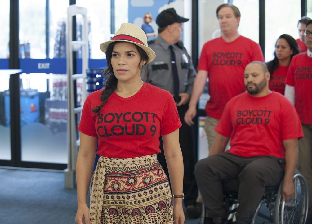 Erhofft sich mehr Erfolg für den Boykott, wenn sie die Protestaktion ins Innere des Ladens verlagern: Amy (America Ferrera, vorne). - Bildquelle: Colleen Hayes 2016 Universal Television LLC. ALL RIGHTS RESERVED.