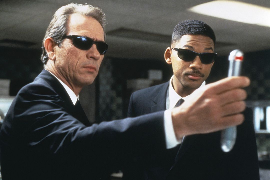 Der humorlose Agent K (Tommy Lee Jones, l.) hat einige Probleme mit seinem neuen Partner J (Will Smith, r.), einem jungen farbigen Cop, der es mit d... - Bildquelle: Columbia TriStar
