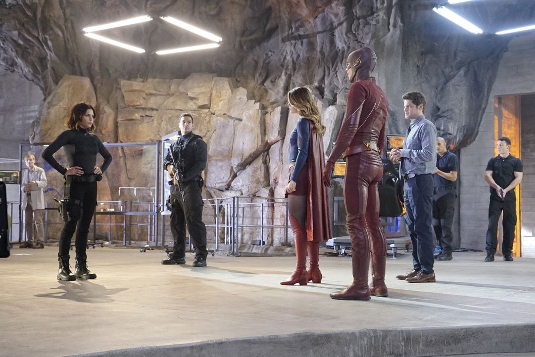 Kara alias Supergirl (Melissa Benoist, 3.v.l.) und Winn (Jeremy Jordan, 3.v.r.) stellen Lucy (Jenna Dewan Tatum, l.) the Flash (Grant Gustin, 4.v.r.... - Bildquelle: 2015 Warner Bros. Entertainment, Inc.