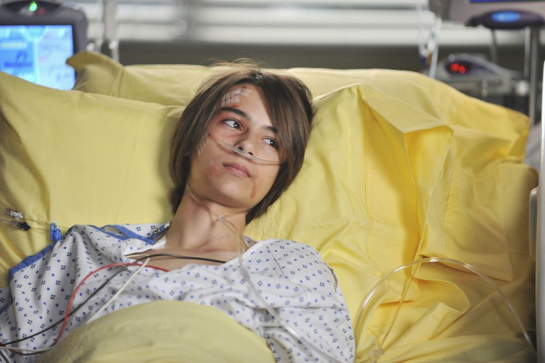 Michael (Bridger Zadina) wurde bei einem schweren Autounfall verletzt. Die Ärzte in der Notaufnahme versuchen alles, um ihn zu helfen ... - Bildquelle: ABC Studios