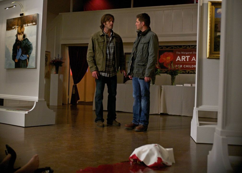 Sam (Jared Padalecki, l.) und Dean (Jensen Ackles, r.) treffen auf Maggie Stark, eine Hexe, die ihren Zorn auf eine kleine Stadt loslässt und so zah... - Bildquelle: Warner Bros. Television