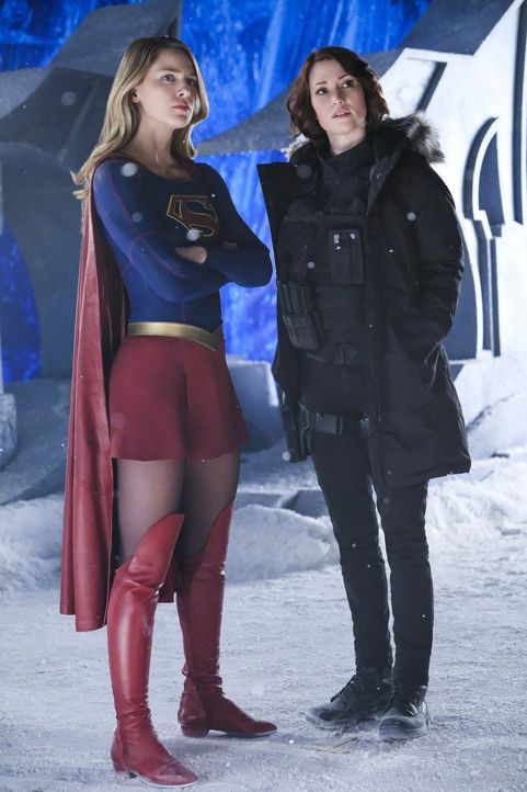 Um National City zu retten, gehen Supergirl (Melissa Benoist, l.) und Alex (Chyler Leigh, r.) gemeinsam gegen Rhea vor ... - Bildquelle: 2016 Warner Brothers