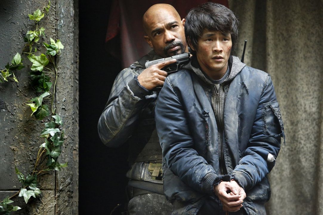 Was wird Pike (Michael Beach, l.) mit Monty (Christopher Larkin, r.) anstellen, wenn er erfährt, dass Monty sich gegen ihn gestellt hat? - Bildquelle: 2014 Warner Brothers