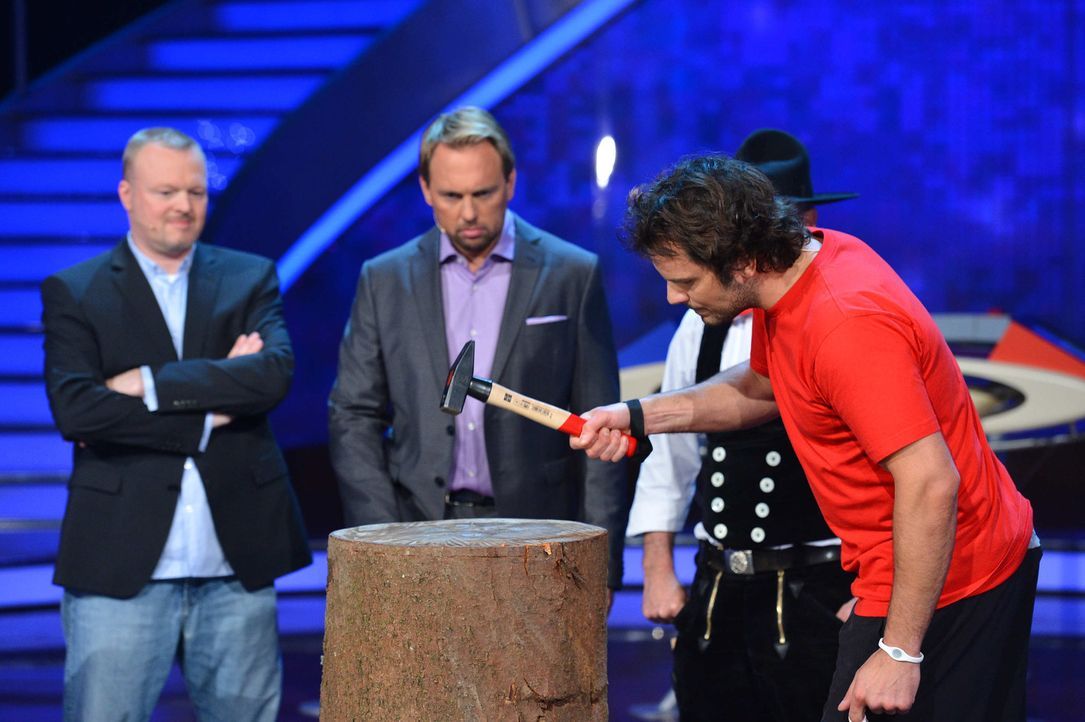 Stefan Raab (l.) und Moderator Steven Gätjen (2.v.l.) schauen dem TV-Koch Steffen Henssler (r.) genau auf die Finger ... - Bildquelle: Willi Weber ProSieben