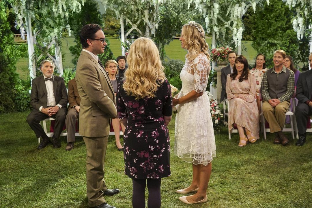 Ist das die letzte Hochzeit von Penny (Kaley Cuoco, r.) und Leonard (Johnny Galecki, l.) oder werden doch noch weitere folgen? - Bildquelle: 2016 Warner Brothers