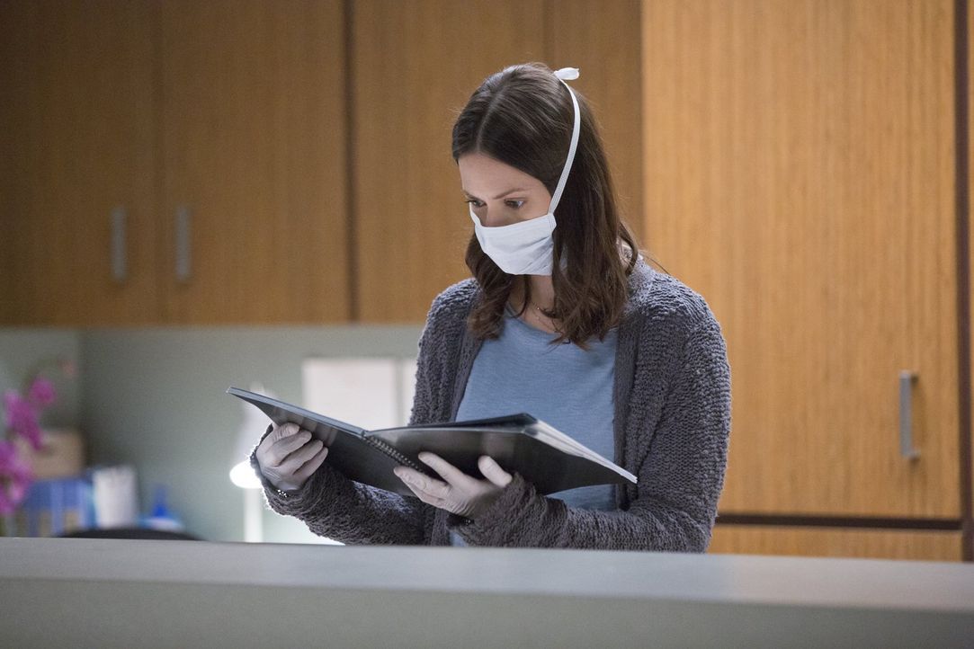Katie (Kristen Gutoskie) will endlich Antworten finden und stellt Dr. Cannerts zur Rede, doch als er keine ihrer Fragen beantwortet, sucht sie sich... - Bildquelle: Warner Brothers