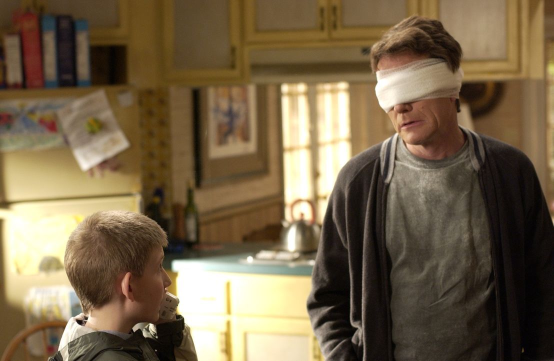 Hal (Bryan Cranston, r.) hat seinem Sohn Dewey (Eric Per Sullivan, l.) versprochen, bei einem 'Vater-Sohn'-Rennen teilzunehmen, doch leider passiert... - Bildquelle: TM +   2000 Twentieth Century Fox Film Corporation. All Rights Reserved.