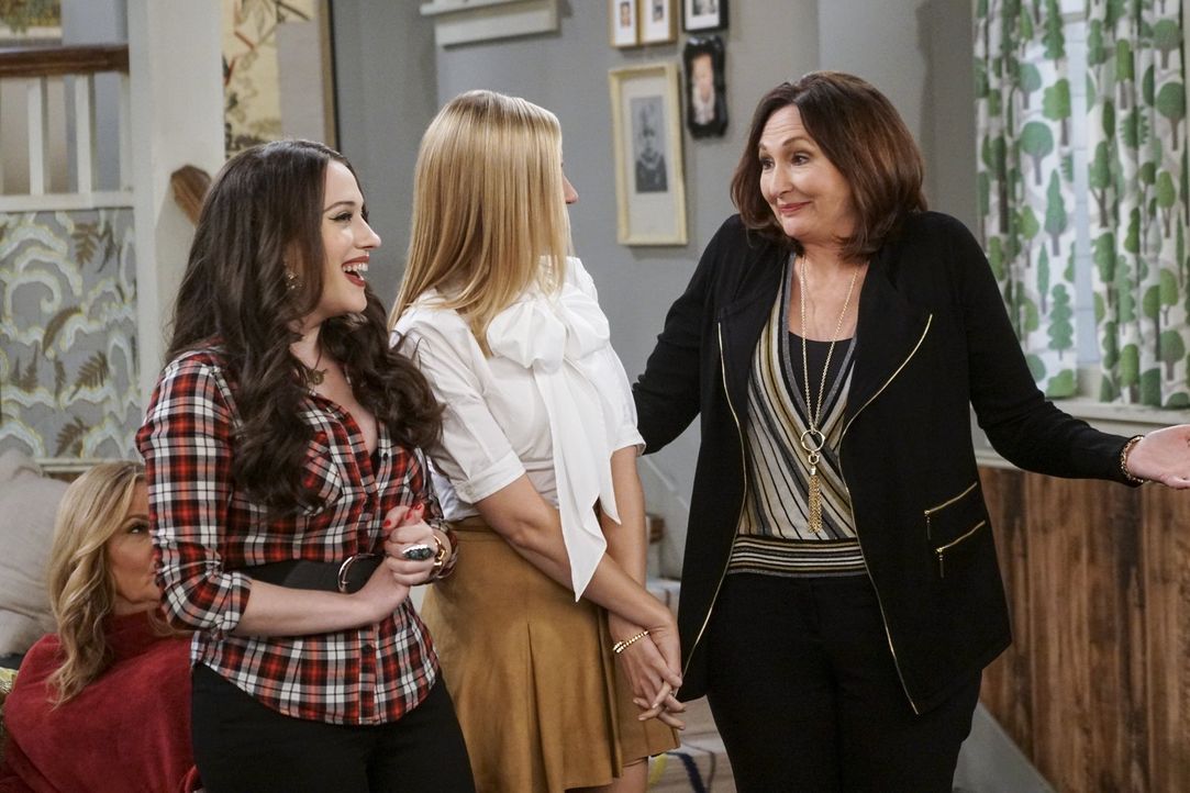 Wie wird das erste Treffen von Max (Kat Dennings, l.), Caroline (Beth Behrs, M.) und Bobbys Mutter Teresa (Nora Dunn, r.) verlaufen? - Bildquelle: Warner Bros. Television