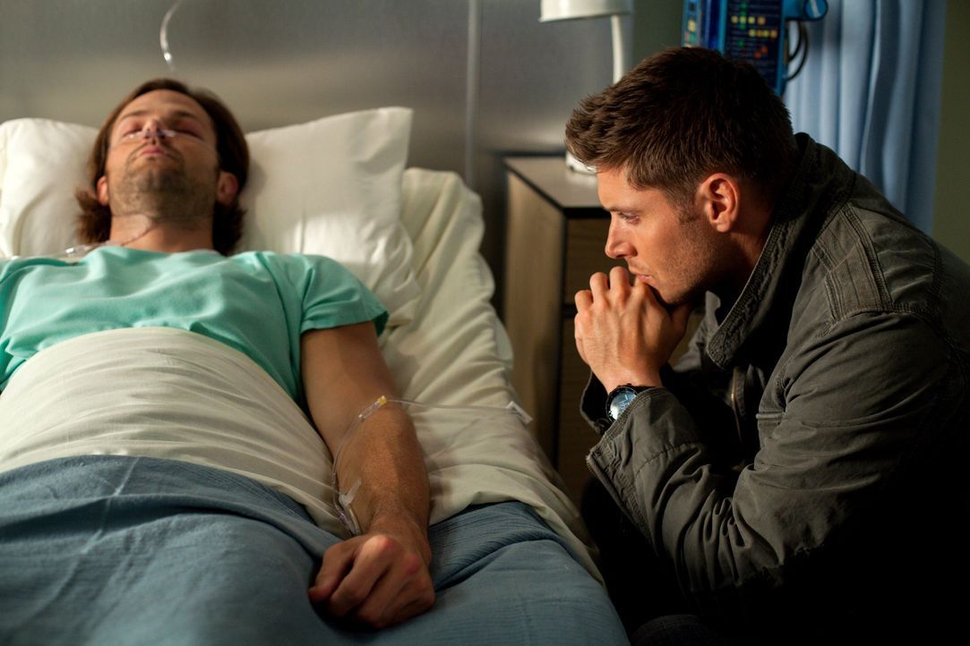 Dean (Jensen Ackles, r.) ist am Verzweifeln: Er muss sich eingestehen, dass er Sam (Jared Padalecki, l.) nur mit einem Deal retten kann ... - Bildquelle: 2013 Warner Brothers