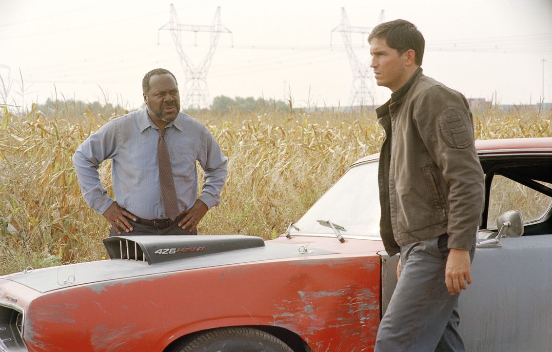Dem Autobahn-Killer auf der Spur: Will Macklin (Frankie Faison, l.) und Renny Cray (James Caviezel, r.) ... - Bildquelle: Warner Bros.