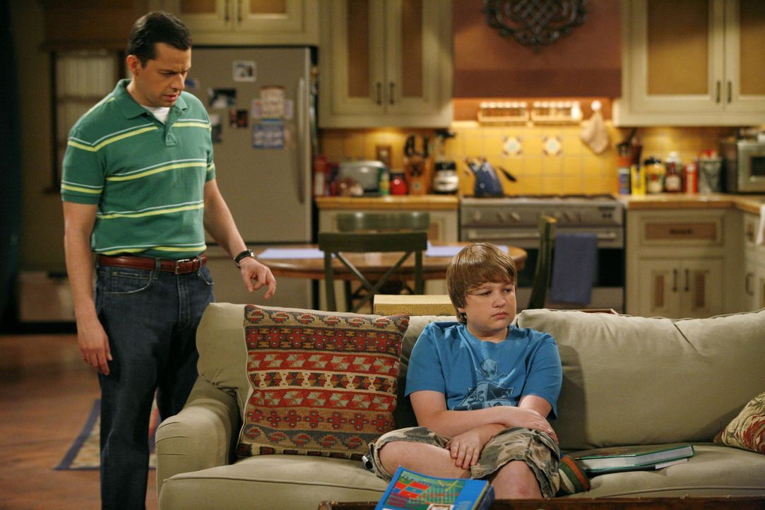 Alan Harper (Jon Cryer, l.): Jake Harper (Angus T. Jones, r.) - Bildquelle: Warner Bros. Entertainment, Inc.
