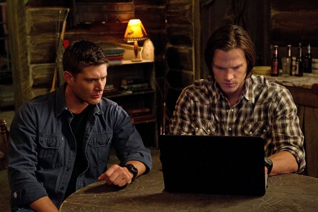 Irgendwie müssen Sam (Jared Padalecki, r.) und Dean (Jensen Ackles, r.) an geheime Daten kommen, um eine menschenzerstörende Katastrophe aufhalten z... - Bildquelle: Warner Bros. Television