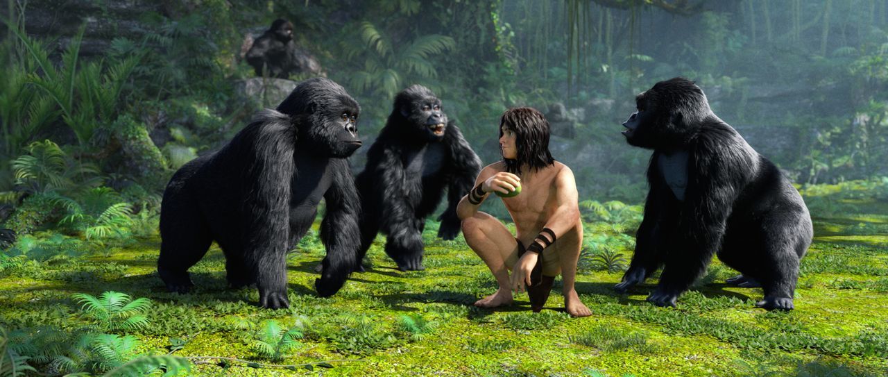 Wie einer von ihnen sitzt Tarzan inmitten der Affenbande im Grass des Dschungels. - Bildquelle: Constantin Film