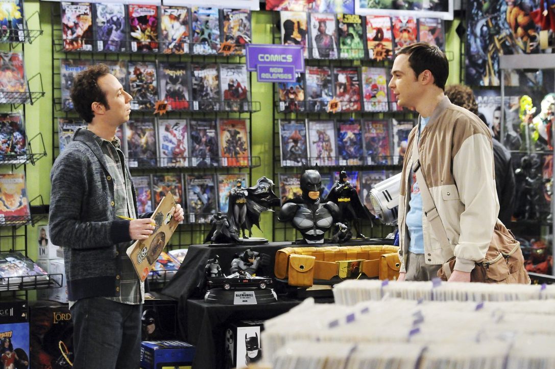 Was ist nur mit Sheldon (Jim Parsons, r.) und Stuart (Kevin Sussman, l.) los? - Bildquelle: Warner Bros. Television