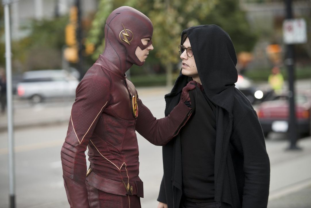 Barry alias The Flash (Grant Gustin, l.) nimmt den Kampf gegen Hartley Rathaway alias Pied Piper (Andy Mientus, r.) auf ... - Bildquelle: Warner Brothers.