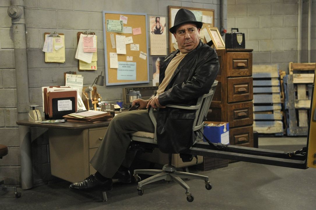 Stellt Molly als Gabelstaplerfahrerin ein: Vincent (Louis Mustillo) ... - Bildquelle: Warner Brothers