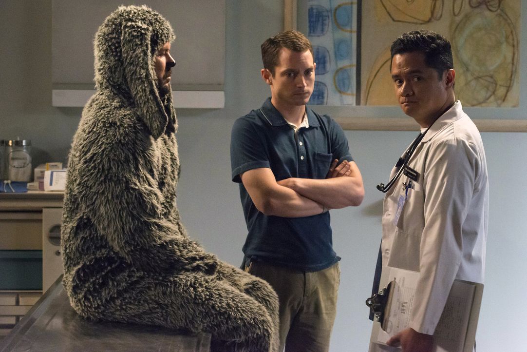 Die Diagnose des Tierarztes schockiert sowohl Wilfred (Jason Gann, l.) als auch Ryan (Elijah Wood, M.) ... - Bildquelle: 2014 Fox and its related entities.  All rights reserved.