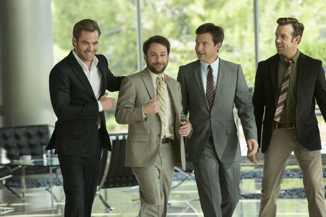 Als die Neu-Unternehmer (v.l.n.r.) Dale (Charlie Day), Nick (Jason Bateman) und Kurt (Jason Sudeikis) über den Tisch gezogen und in die Pleite getri... - Bildquelle: 2014   Warner Bros.
