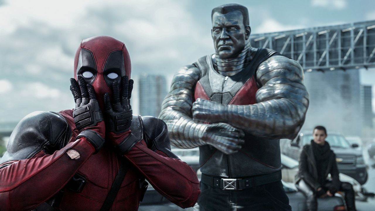 Professionelle Unterstützung erhält Wade alias Deadpool (Ryan Reynolds, l.) von den X-Men Colossus (M.) und Negasonic Teenage Warhead (Brianna Hilde... - Bildquelle: 2016 Twentieth Century Fox Film Corporation.  All rights reserved.  MARVEL   2016 MARVEL