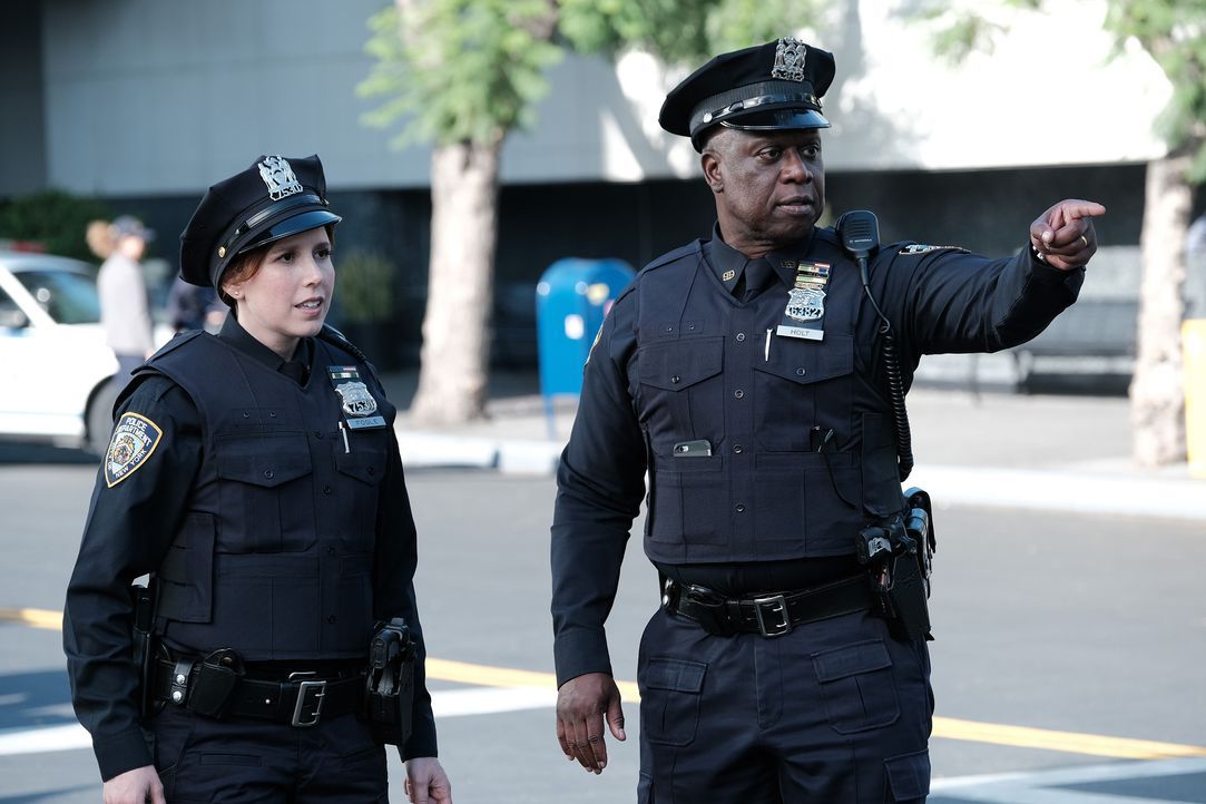 Debbie Fogle (Vanessa Bayer, l.); Ray Holt (André Braugher, r.) - Bildquelle: Eddy Chen 2019 NBCUniversal Media, LLC / Eddy Chen